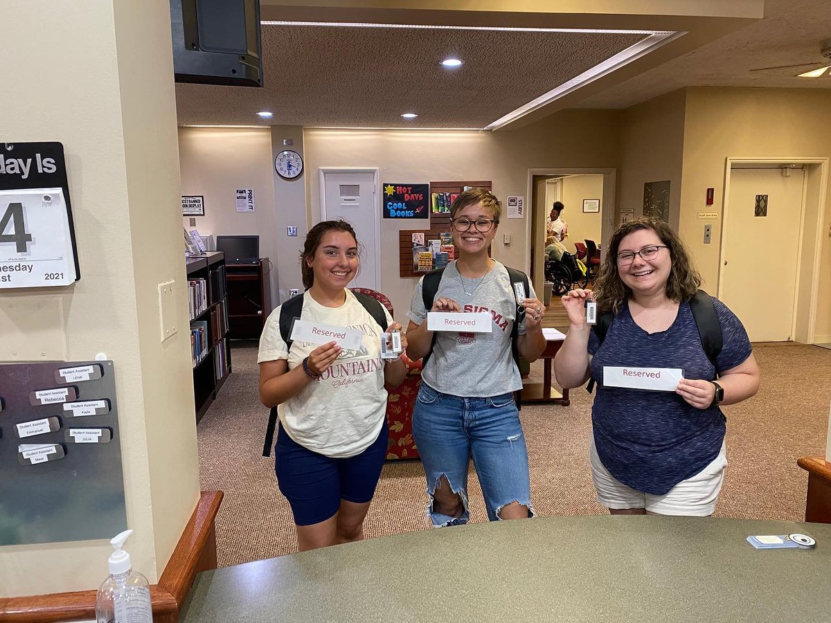knightcapronlib's tweet photo. Happy Friday Hornets!

These Link leaders (and library fan club members) came by earlier to reserve study carrels for this semester.

If you’d like a carrel, come by the first floor circulation desk. It’s first come, first served, and there’s only 16 so hurry in! https://t.co/pWNOushLBj