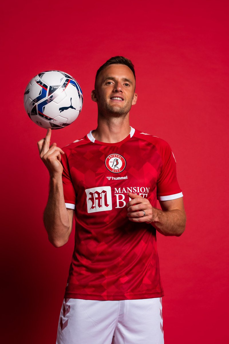 AndyKingy's tweet photo. Cannot wait for tomorrow. A fresh start for everyone and I know if we all stick together throughout, we can achieve anything this season. 
Fans back in stadiums😍
Football is back ❤️ https://t.co/Dfb6wSPjqa