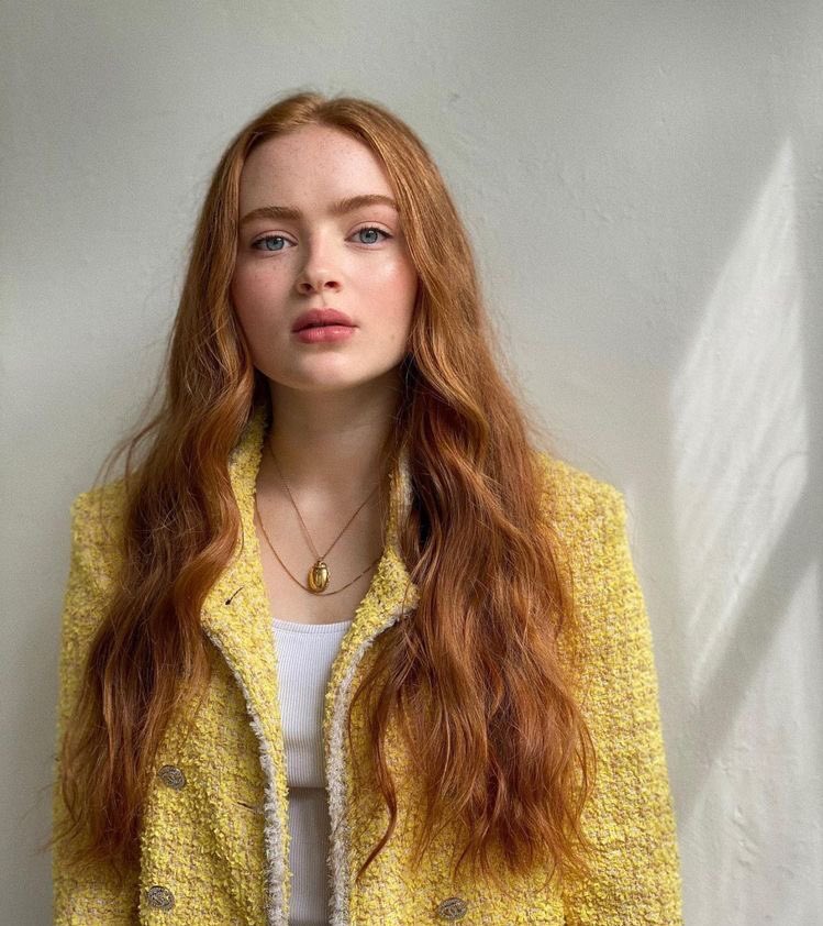 concretecaleb's tweet photo. SADIE SINK IN YELLOW https://t.co/sIqPhtLlYH