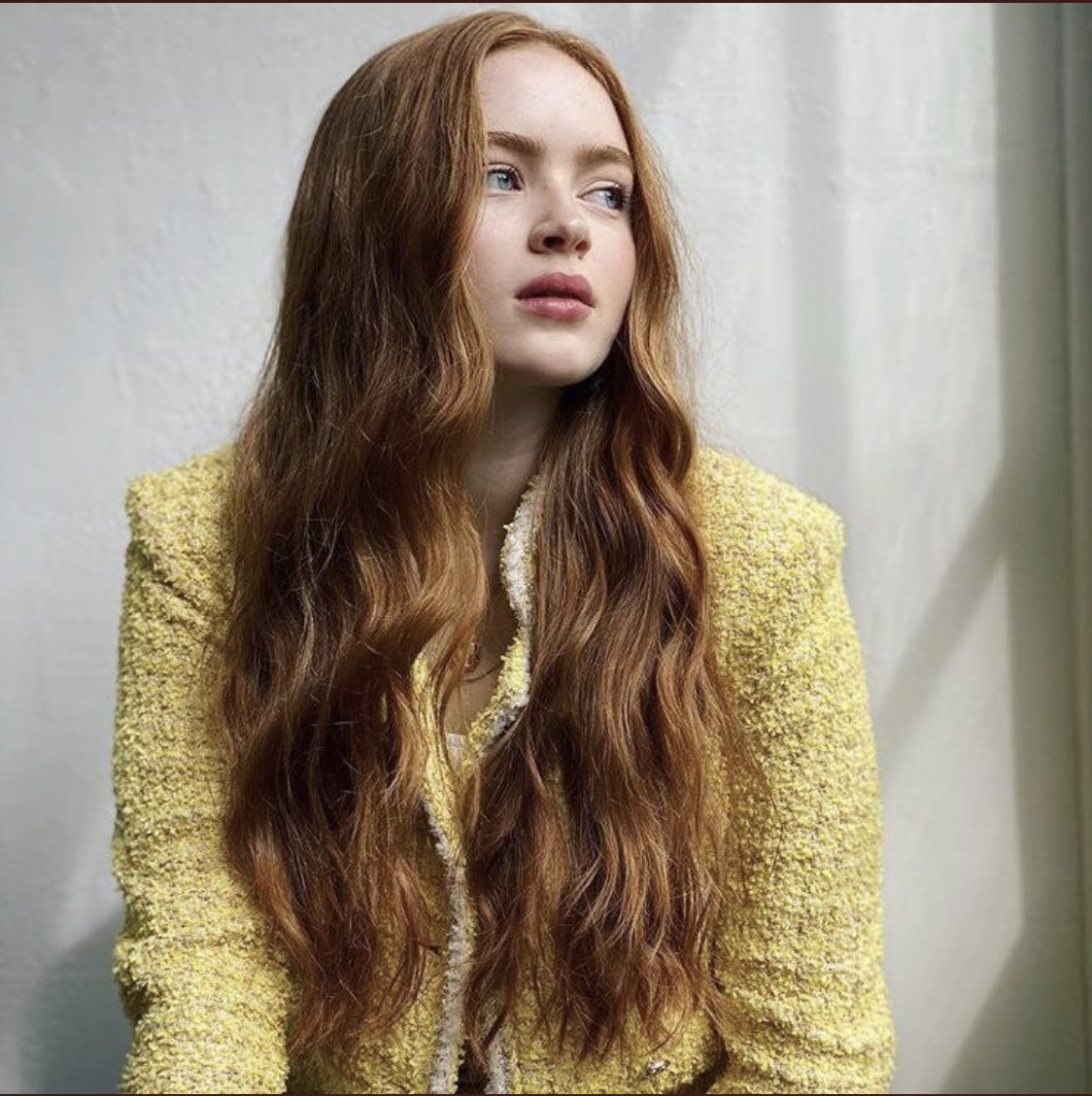 concretecaleb's tweet photo. SADIE SINK IN YELLOW https://t.co/sIqPhtLlYH