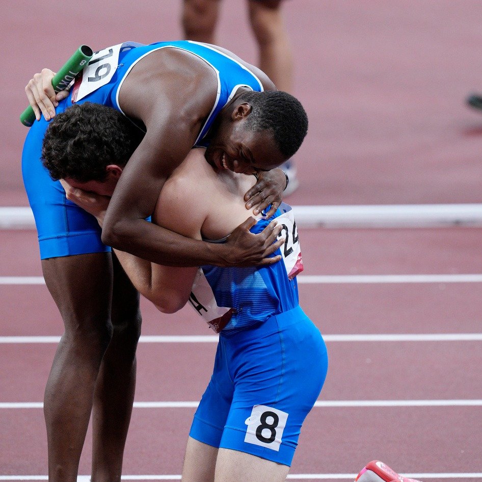 Coninews's tweet photo. Abbracciamoci forte, abbiamo fatto la storia! 🫂💙

L’emozione, la gioia, l’incredulità, la commozione dei nostri quattro eroi che hanno regalato all’#ItaliaTeam l’oro nella 4x100. 

#Tokyo2020 | @atleticaitalia | #athletics https://t.co/3UdIG7Pcs5