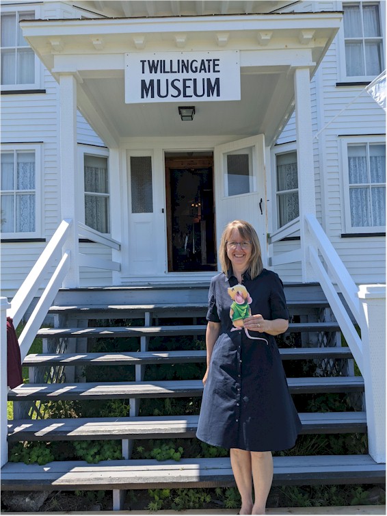 BreakwaterBooks's tweet photo. Errol and his friend Daphne outside of the Twillingate Museum in #Twillingate, Newfoundland 🐭 @Sheilah100
#ChildrensBooks #ChapterBooks #ExploreNL #Newfoundland #Hermitage #Book #IndiePress #ReadAtlantic #Errol #AnimalStories #Mouse #Illustration #NLAuthor #NLBooks #NLReads https://t.co/9jGimvXyNP