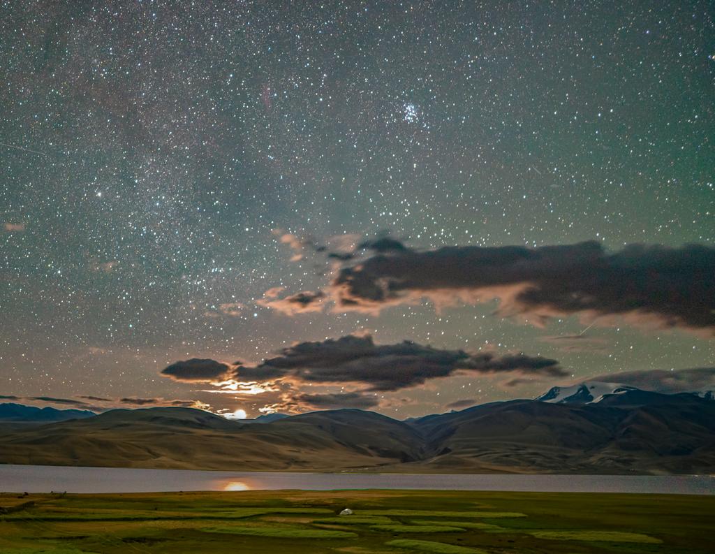 Moon rise at Lake Tsomoriri.  
Pleiades constellation seen on top above the clouds ... Barley fields getting ready for the harvest in a month's time
Exit : Sony a7s2 samyang 24mm f/1.8
Exp 20 s 
Have a nice weekend.
