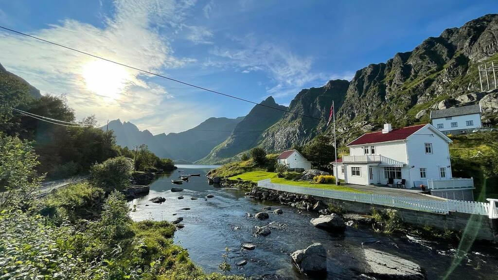 The weather has been amazing today. We didn’t make it to the top of the mountain but had a very nice hike and visited the villages of Hamnøy, Sakrisøya and Å.