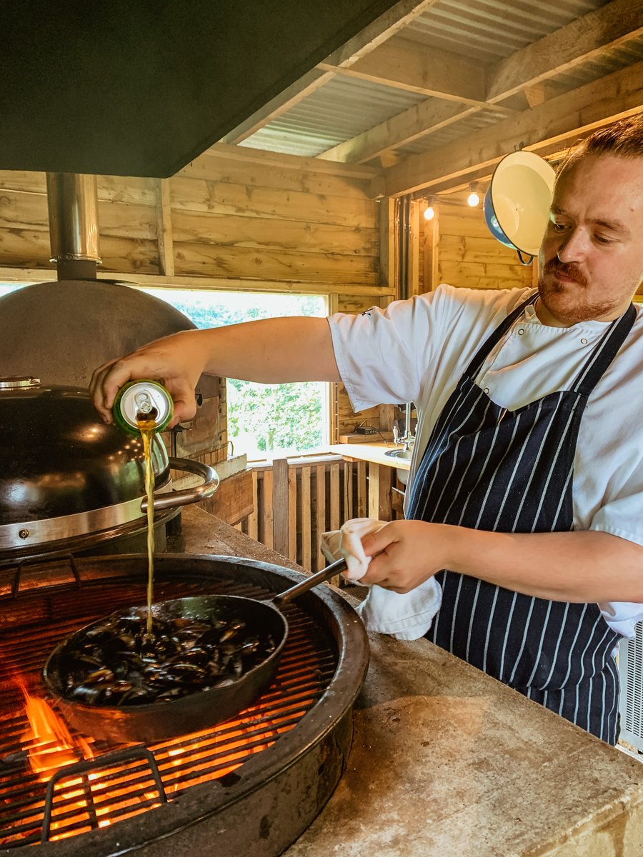 Hook, line and a sinker🍺 . Our culinary crafter, Chris, is serving up a sensational seafood storm to celebrate #InternationalBeerDay. . And his Feasting Deck Fowey mussels dowsed in a can of the good stuff 🍻 and beautifully crispy bacon are pure-ity paradise.