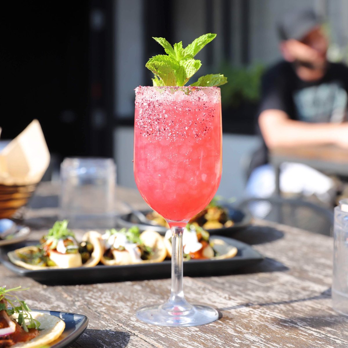One sip of the Diosa, and you’ll see why we called it ‘goddess’ - sombra mezcal, amaro, chicago bitters, vanilla, blackberries, mint, cava, lemon juice. 🍹 #lajosiechicago #chicago #westloop #cocktails #mezcal