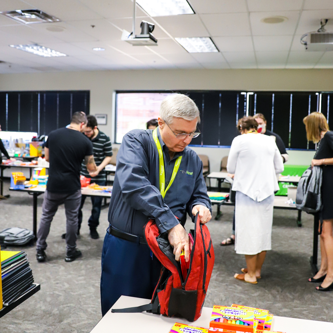 TruWestCU's tweet photo. Tuesday, we were beyond excited to drop by and deliver 75 backpacks, full of donations from our generous employees, to benefit incoming students from Kyrene de la Esperanza Elementary in Phoenix. #BacktoKyrene #GoSharks #TruWestCU https://t.co/OC8jRq3c0j