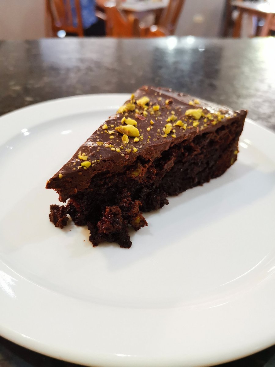 queicopostres's tweet photo. Seguimos haciendo cositas #singluten. De izquierda a derecha: Tiramisú con bizcocho de soletilla, tarta de chocolate con pistachos y cheesecake al horno 🤤 https://t.co/tQxK2IdWDo