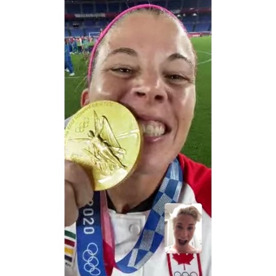 TeamCanada's tweet photo. Showing off the new bling 🥇

Who's the first person you'd call after winning Olympic gold? 

📸: @gsimmerling https://t.co/GDth1RtaCo