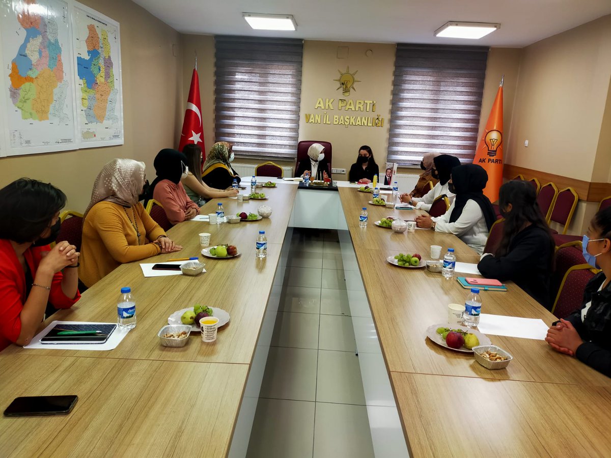 akkadinvann's tweet photo. İl Kadın Kolları Başkanımız Sayın Havva Duran'ın katılımları ile İl Kadın Kolları Başkan Yardımcısı Müşerref Bostancı'nın riyasetinde, ilçe kadın kolları tanıtım ve medya birim başkanları ile toplantı gerçekleştirildi. Toplantıda gündeme dair konular ele alındı. 
@aysekesir https://t.co/0xtfjBA7BY