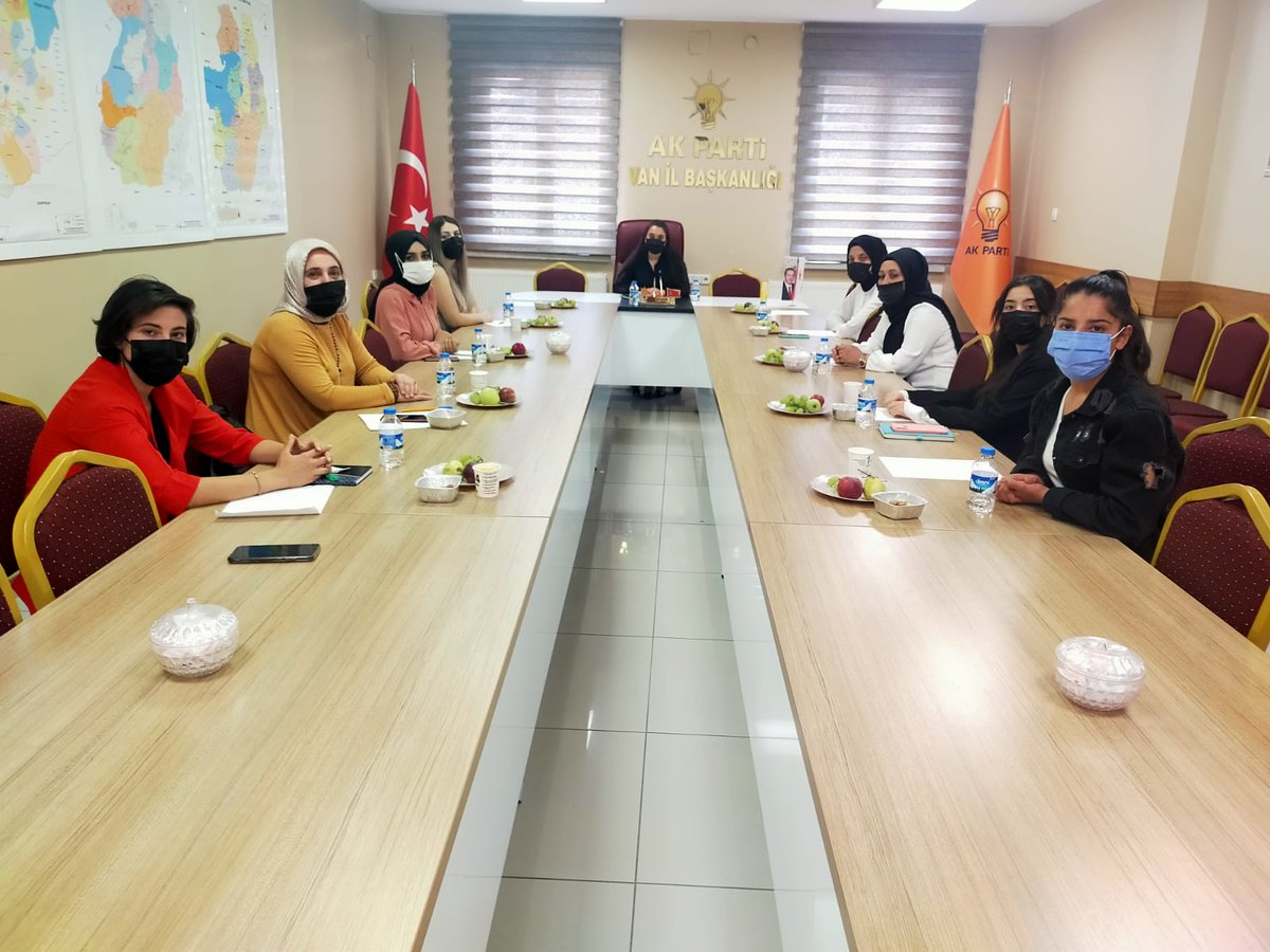 akkadinvann's tweet photo. İl Kadın Kolları Başkanımız Sayın Havva Duran'ın katılımları ile İl Kadın Kolları Başkan Yardımcısı Müşerref Bostancı'nın riyasetinde, ilçe kadın kolları tanıtım ve medya birim başkanları ile toplantı gerçekleştirildi. Toplantıda gündeme dair konular ele alındı. 
@aysekesir https://t.co/0xtfjBA7BY