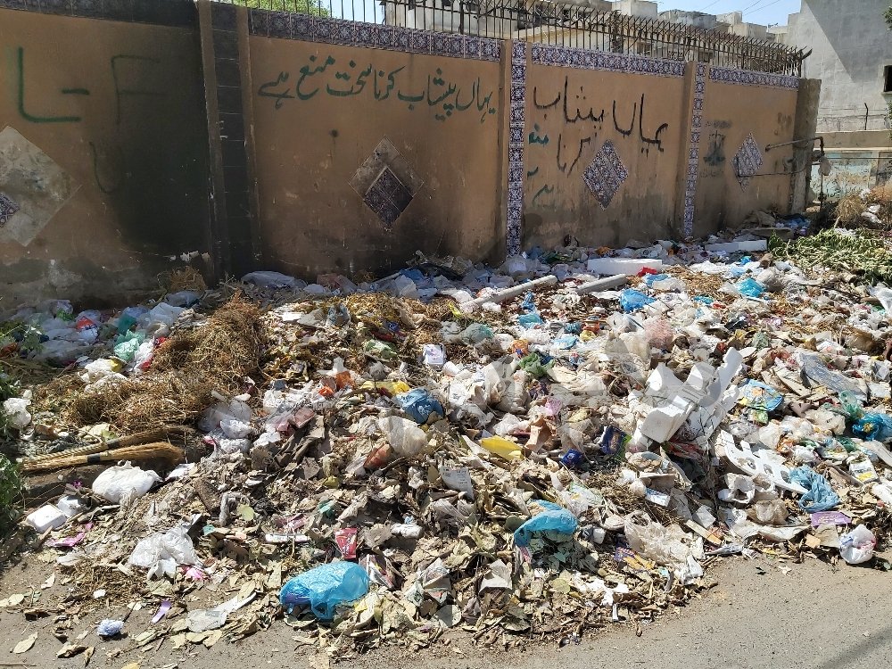 sarkari_pk's tweet photo. Dear @MNajeebHaroon there has been a new complain reported of Garbage Pile in your constituency NA-256.
@murtazawahab1

No garbage pickup
https://t.co/7q1va7ELIT

Block M, North Nazimabad

#Karachi #NA256 #GarbagePile #KayaAisaThaMeraKarachi https://t.co/0SRrYkHSZP