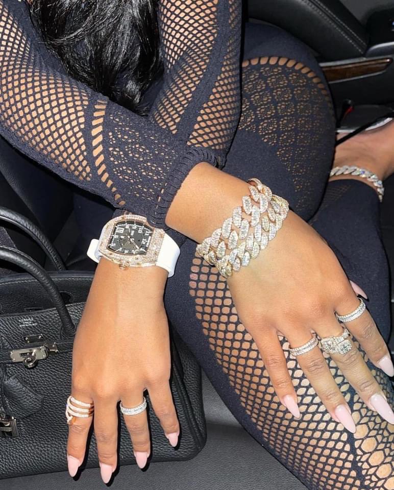 waaydamin's tweet image. Cold lil bitch. Looking for a hot boy ❄️