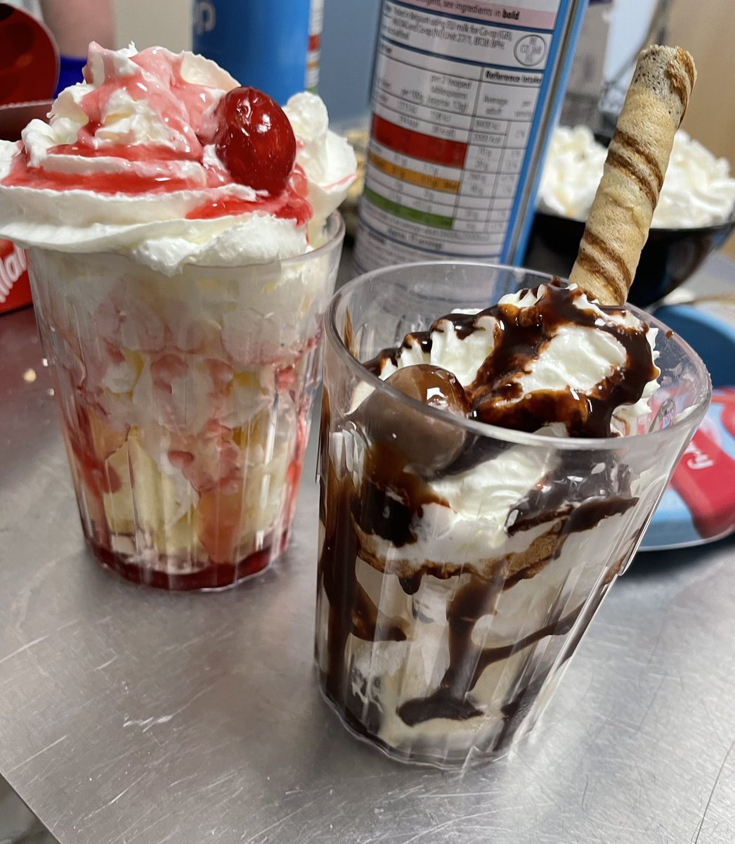 Who knew that our Head of Nursing for Surgery can make a cracking sundae! Here’s the lovely Andrea helping to surprise our patients with a hand-made knickerbockerGlory, what a treat for Robinsons patients! #knickerbockergloriousfriday @teamsurgery @andrea_staley @RobinsonWardCRH