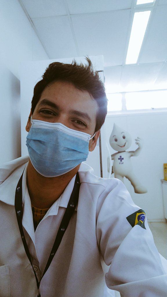 ramonholanda's tweet photo. Meu amigo Zé e eu! Cuidando de quem a gente ama! 
#zégotinha #imunizacão
#xôcornona #saudedafamilia #enfermagem https://t.co/ohQxawwBIl