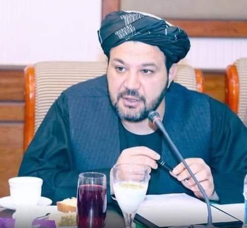 Ahmadsultan78's tweet photo. هغه قدرمن مشر چي په خپل ۱۴ کلن سیاست کي نه دولتي موقف اخیستی دی،نه یې نظامي قوت درلودلی دی،نه یې خارجي قراردادونه اخیستي دي،نه یې ګمرکات او دولتي شتمنۍ لوټ کړي دي ولي بیا یې هم تر هرچا په لوی کندهار زړه خوږیږي دروند مشر الحاج کلیم الله خان نقیبی https://t.co/6BbKNri3Pn