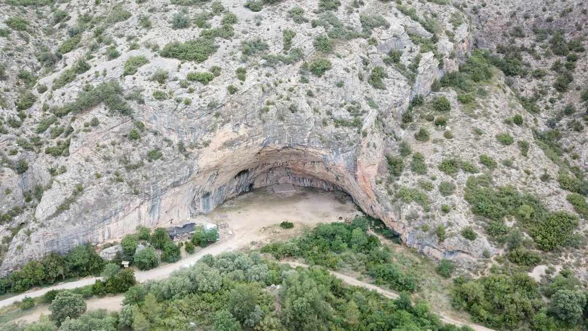 archaeologyEAA's tweet photo. Remains of a Homo sapiens woman discovered by @CENIEH in the Cova Gran de Santa Linya site,  Spain. She lived in the northeast of the Iberian Peninsula at the end of the Upper Palaeolithic, c.14,000 years ago (radiocarbon dating of sediments) @EAA_Pam https://t.co/yXT2i73QOa https://t.co/w2mTFChHxA