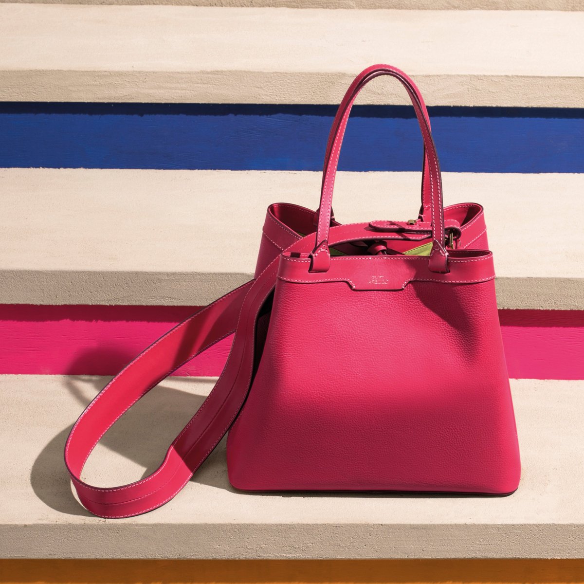 Arezzo's tweet photo. Elegante e singular. ✨
⠀
Prática e charmosa, a bolsa tote #BeeZZ vai dar um toque singular aos looks.. A versão na cor rosa é perfeita para quem ama fugir do básico e inserir um toque extra de estilo às produções. 💖 https://t.co/KO4tInkuDH