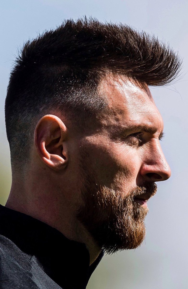 lnstantFoot's tweet photo. Mesdames, messieurs, le meilleur joueur de l’histoire du foot va jouer en @Ligue1UberEats. https://t.co/6iRTnDXKrF