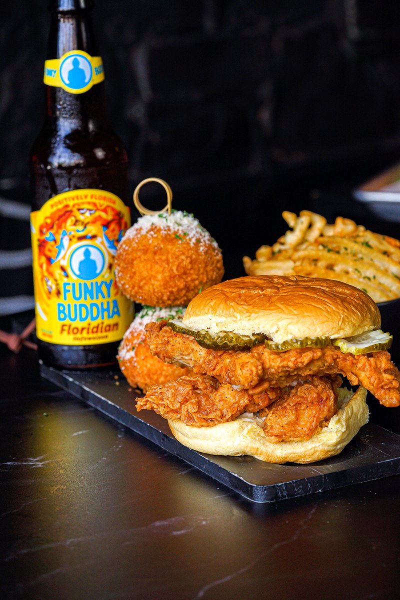 TheChickenSpot_'s tweet photo. This what our food combos look like https://t.co/rI2ck1mGA3