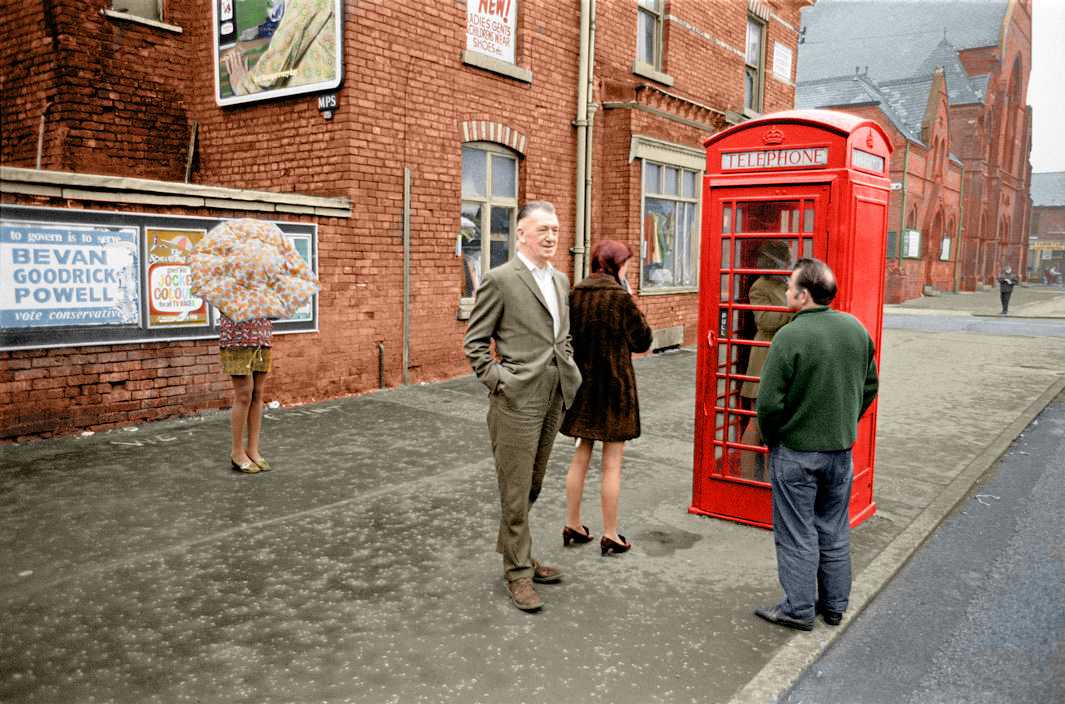Tunnelbreeze's tweet photo. Waiting patiently for the telephone. Photographed in Manchester in 1970 by Martin Parr. Colourised by https://t.co/6Z73O4PnZr #DerbyshireHistoryWriters #tunnelbreeze #้ง้ๅพฎ้ฃ #colourising #็่ฒ #Manchester #telephone https://t.co/EBF1nZuV4X