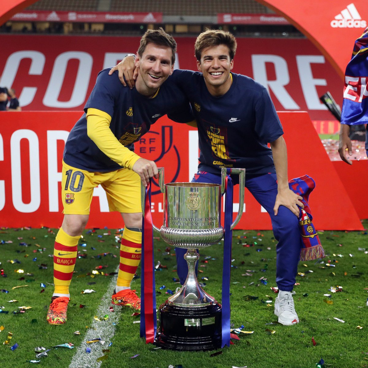 RiquiPuig's tweet photo. He podido vivir el sueño de cualquier niño cuya pasión es el fútbol. Poder compartir vestuario y equipo con el mejor jugador del mundo. Convivir, aprender y competir con él es lo mejor  que me ha sucedido en estos dos últimos años. Gracias Leo. 
Te echaremos mucho de menos. https://t.co/6f24EAcxDK
