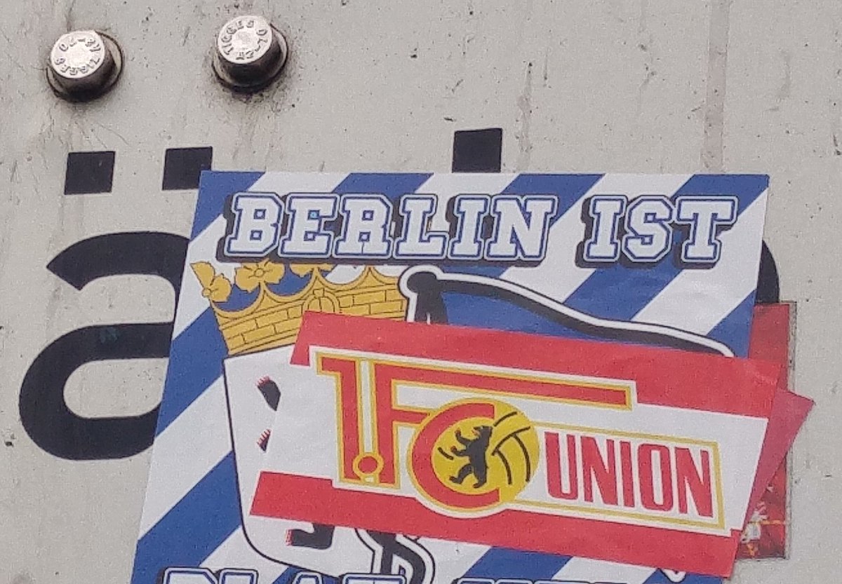 PolskiCalcioFan's tweet image. 34/n Hauptstadtduell wird ja täglich geführt,📸16.07.2020, ähnlich aussehende #Stickerwars wie #16.
/
35/n Es kann nur einen geben, #eisernunion!📸06.08.2020. Einige #EiserneSticker sind schon echt kreativ, oder etwas abgefahren😌
So viel zoom nötig, will nich so viel blau-weiß😝