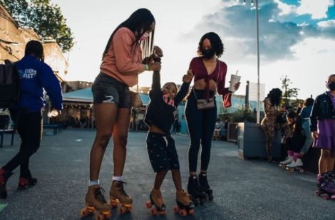 MainLineApts's tweet image. Venture into the city for Blue Cross RiverRink Summerfest promises a season of skating, boardwalk games and mini-golf, plus the return of the arcade and a menu full of summer snacks like funnel cake, lemonade, cotton candy and ice cream.
 Blue Cross RiverRink .
