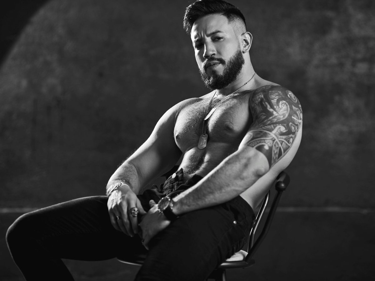 Flirt4FreeGuys's tweet photo. Shout out to @BradLeonF4F for winning yesterday's Random Male #FlirtOfTheDay https://t.co/6mmBhiNF3Y https://t.co/E891u0xqs0