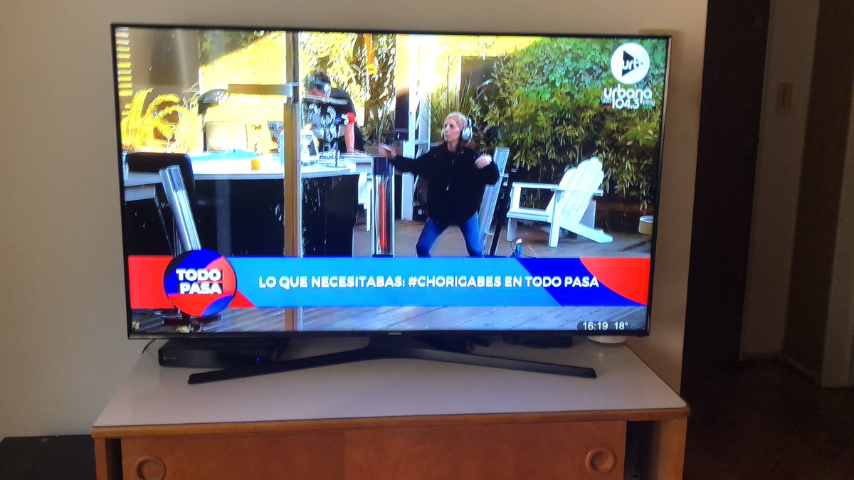 ezi83's tweet photo. Viernes de sol ☀️ cumbia y #CHORIGABES 🍻🍻🍻🍻 #mandalemecha #urbanaplay @leogabes @todopasa1043 https://t.co/VTMuRyXFjN