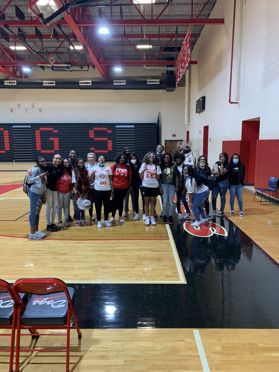 LadyDogs_GBK's tweet photo. Reunited and it feels so GOOD! ❤️🖤 #LeanInBHS https://t.co/eTqTtQENDL