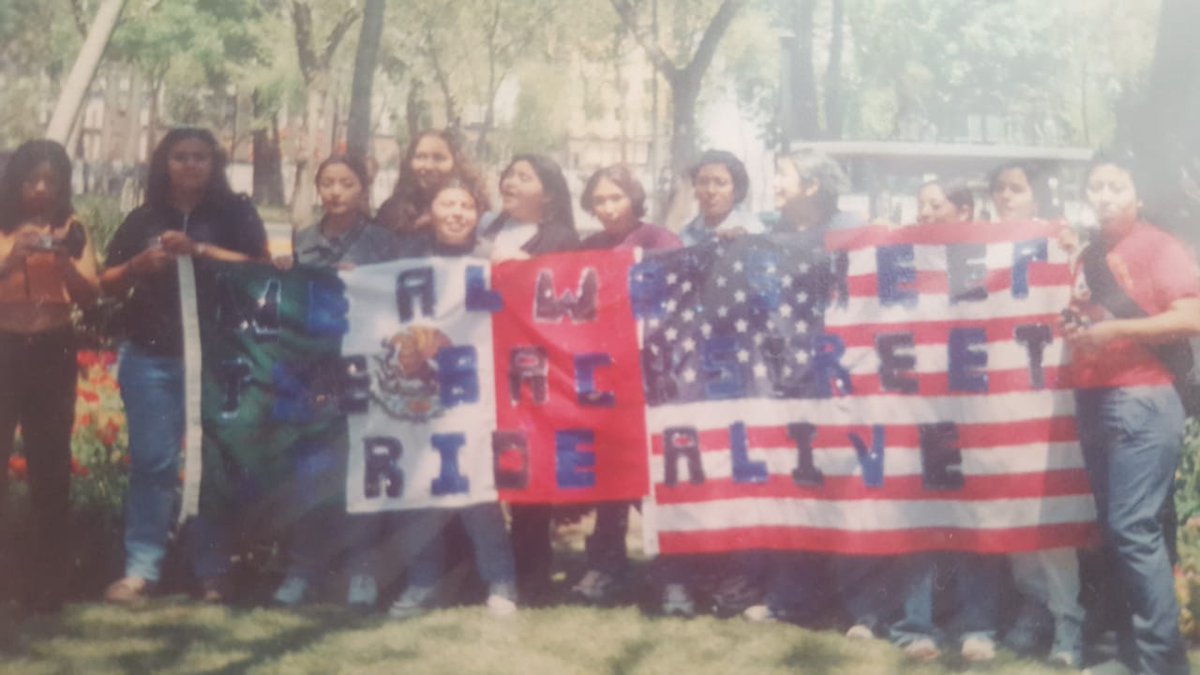 missiferrera's tweet photo. @Backstreet_Mex Recuerdos cuando llegaron la primera vez a México, esto es en la entrada del fourseason https://t.co/3Txbw36fOP