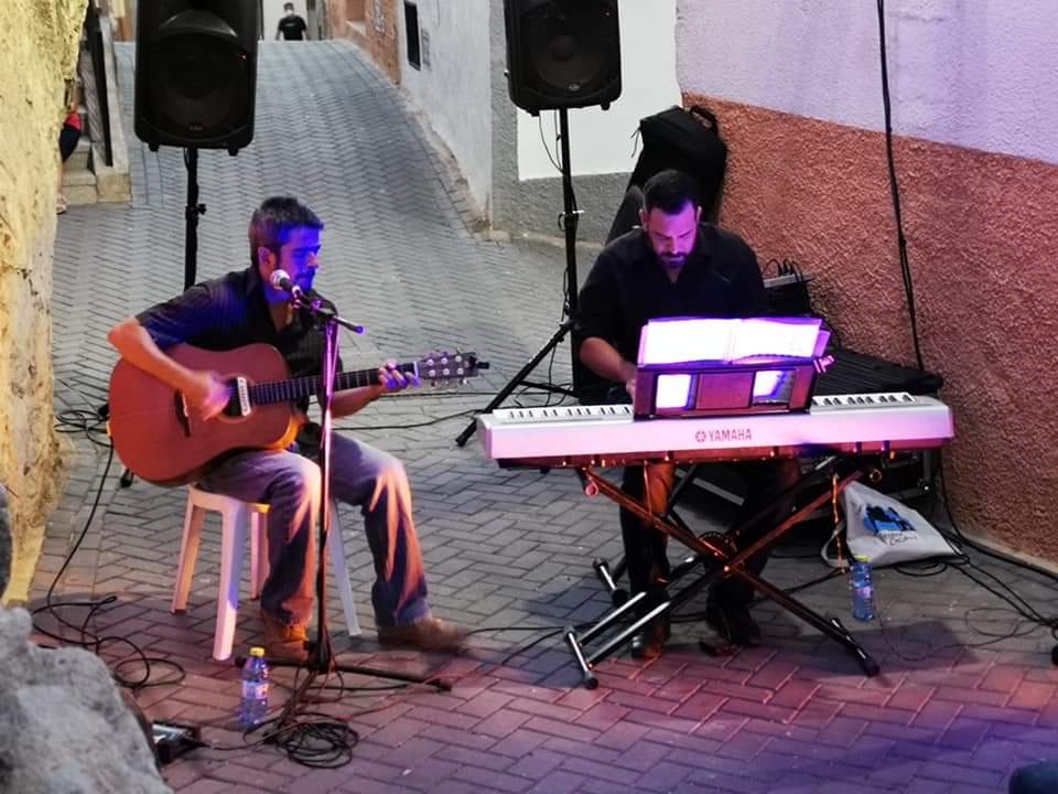JazzConfrides's tweet photo. La música 🎶 envuelve la peña y la calle Mayor en este segundo concierto en #ConfridesJazzFestival de la mano de los exquisitos SWINGIN' ROOTS 🥰

✨ Con las máximas medidas de seguridad frente a la Covid-19

@confrideslabdet @dipuAlicante https://t.co/JV44Pe1IIO