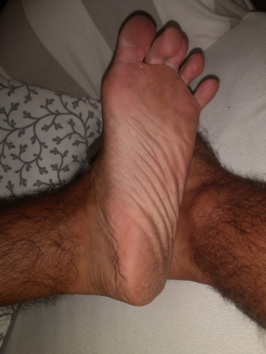 YoungMasterFee1's tweet photo. Vieni qui, dammi i tuoi soldi e poi tira fuori la lingua e inizia a leccare fino a quando tornano perfettamente puliti. 🐶

#cashmaster #moneyslave #footslave #findom #cashpig #leccapiedi #schiavo #humanatm #sweatyfeet #piedisudati #piediodorosi #padrone #feetmaster #dirtyfeet https://t.co/WsqNDEaFxq