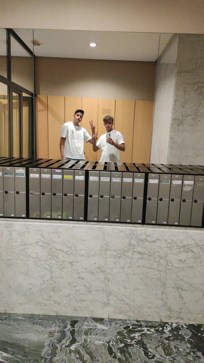 Bielsm06's tweet photo. Duo de caza. https://t.co/EGTob5PchQ
