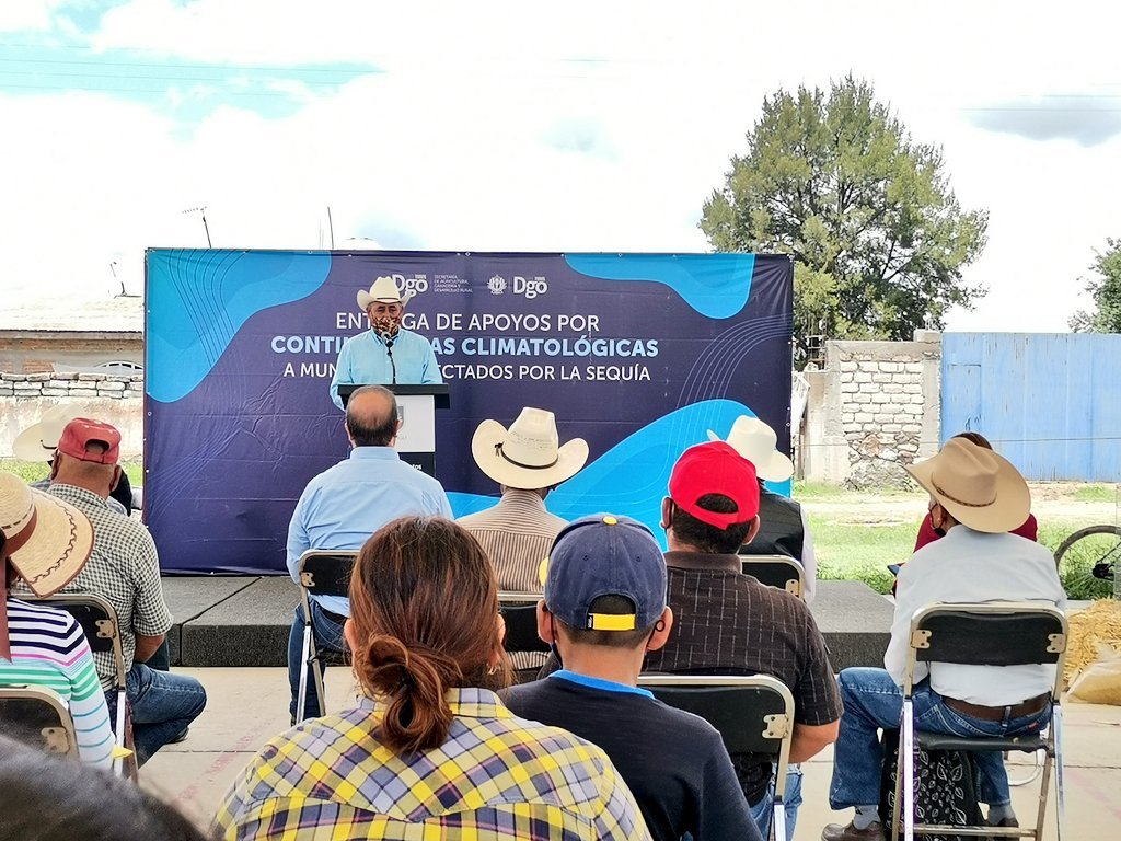 Gabyvazquezch's tweet photo. 👉🏻 Hoy se entregaron apoyos económicos del seguro catastrófico para 187 productores rurales afectados por la sequía severa en el medio rural.
También se apoyó a 50 familias con paquetes de aves alimento y semillas para hortalizas.
#GenerandoVamos por el campo y sus familias! https://t.co/Lk8H1FBk8c