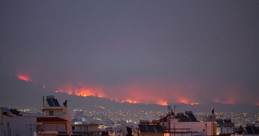 RT @GreekAnalyst: The fire in Athens looks like an endless red tsunami. 

Photo: @bcastiella https://t.co/VomaICSNLY
