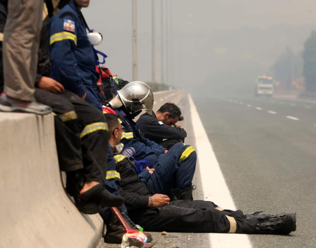 MaggsVidali's tweet photo. #Greece #fireingreece #FiresGreece 
Heroes !!!! HELP US GOD !!! https://t.co/duOArIrcOw