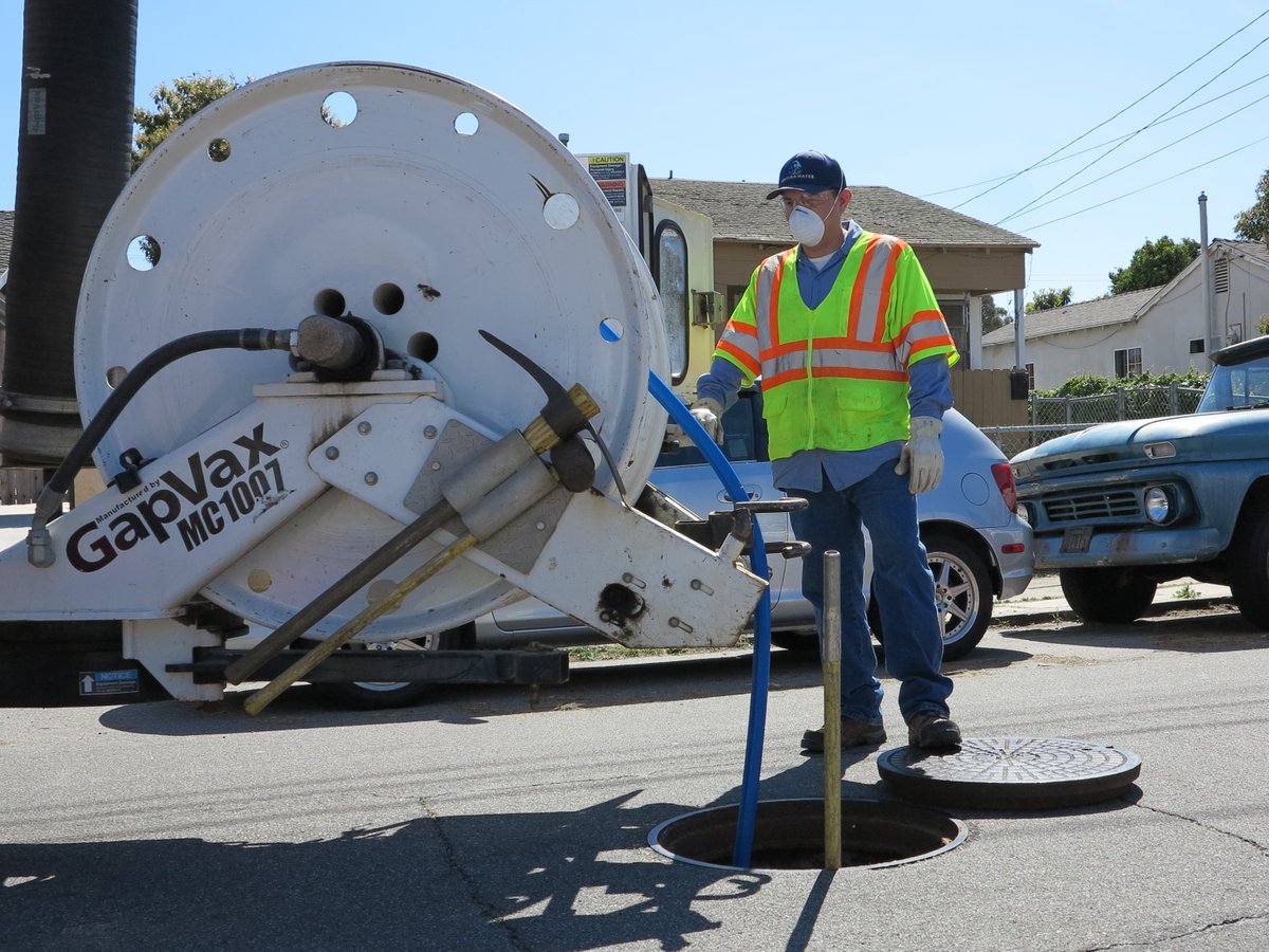 Collections crews will be performing routine sewer cleanings at San Pedro St., Monmouth Way, Ayala St. and Pierpont Blvd. today.

Ventura Water’s Collection Crew proactively work to  maintain the City’s 300+ miles of sewer lines. 
For additional questions, contact (805) 207-6384.