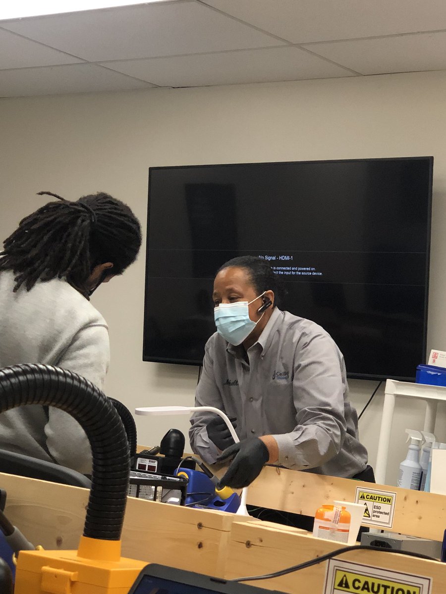 CellBotics's tweet photo. Cellbotics Computer Repair With #MichelleTCL #Cellbotics #RepairTraining #computer https://t.co/Wf2nCm1OVj