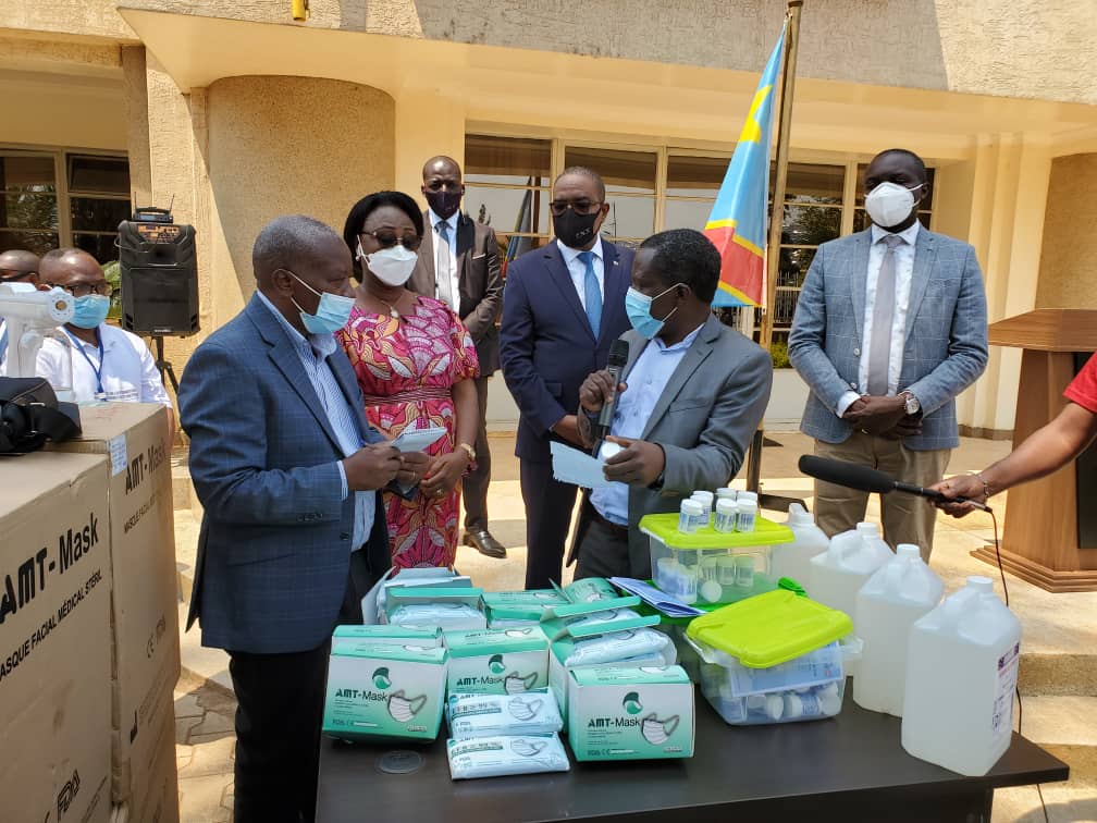 GouvSudkivu's tweet photo. Récept° symboliq par @TheoKASI d mains d Mme le Min Format° Professionnelle Antoinette KIPULU, d kits importants pr lutter contre #Covid.Masques médicalisés, médicaments #DoubaseC, désinfectants et appareils d désinfect°.Le but est d mutualiser les efforts pr stopper la 3è vague. https://t.co/AFFWSJRdSz