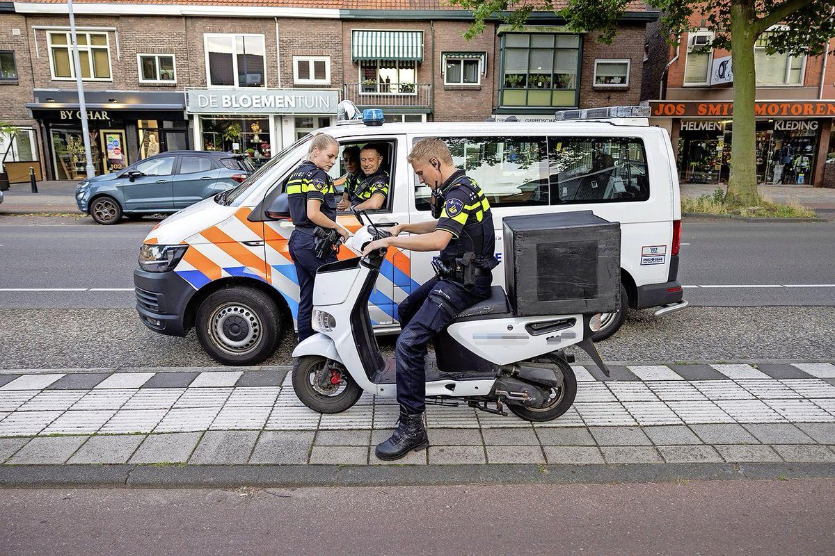 hdhaarlem's tweet photo. Scooterrijder negeert stopteken in Haarlem, politiehelikopter ingezet bij zoekactie https://t.co/CCE8Znef6K https://t.co/6v1MjeqR0q