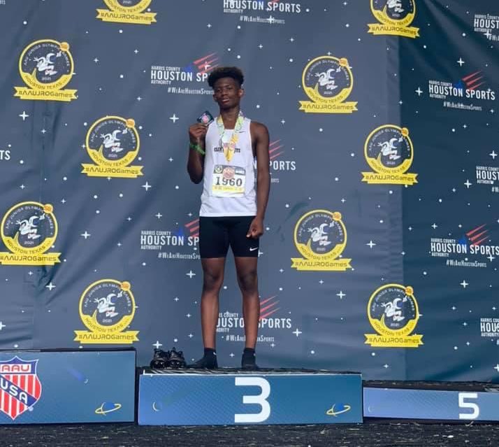 ClintonElite's tweet photo. Congratulations to @AidenKnox2026
AAU All-American
3rd place overall
13yo 200m Dash
23.16

@AAUTrackNField 
@MileSplitMS 
@WeAreArrowTrack
@CJHSArrows
@GoArrows 
@C_Courier
@city_of_clinton 
#TrustTheProcess 
#GoingTo8thGrade https://t.co/NbyjDDzcT1
