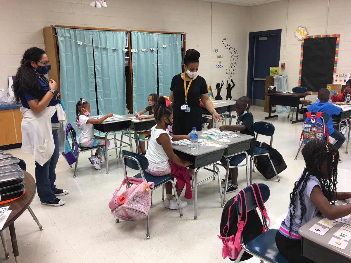 PrincipalRoyal's tweet photo. Day3inGSCS @AnneStreetES @PrincipalRoyal @KwanzaLippitt @CynthiaSJewell @KeithLSimmons1 @ https://t.co/OnkZE7XI3b