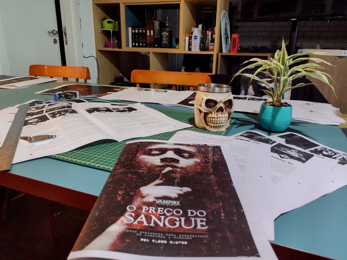 Chegou a hora do trabalho manual. Eu montei bonecos - esses livrinhos feitos à mão - desde que comecei a trabalhar com design nos 90, mas nunca tive tanto prazer em fazer isso quanto agora.
— Diego

Apoie a Câmara. Você pode receber seus livrinhos em casa.
apoia.se/camaraobscurar…