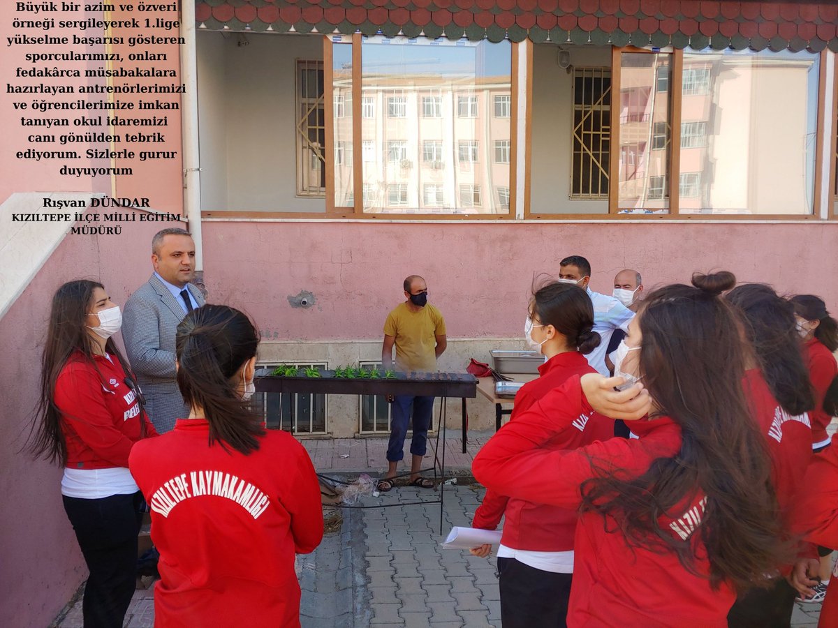 kiziltepemem47's tweet photo. Büyük bir azim ve özveri örneği sergileyerek 1.lige yükselen Spor Lisesi Bayan Hentbol takımını , onları fedakârca müsabakalara hazırlayan antrenörlerimizi ve  okul idaremizi 
canı gönülden tebrik ediyorum. 
Rışvan D��NDAR
Kızıltepe İlçe Milli Eğitim Müdürü

@tcmeb https://t.co/iR581SMj8U