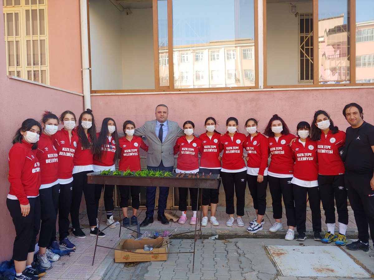 Büyük bir azim ve özveri örneği sergileyerek 1.lige yükselen Spor Lisesi Bayan Hentbol takımını , onları fedakârca müsabakalara hazırlayan antrenörlerimizi ve  okul idaremizi 
canı gönülden tebrik ediyorum. 
Rışvan DÜNDAR
Kızıltepe İlçe Milli Eğitim Müdürü

<a href="/tcmeb/">Millî Eğitim Bakanlığı</a>