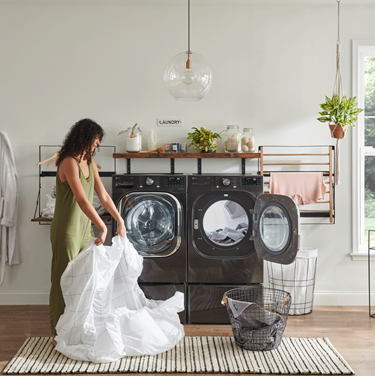 LGSEASF's tweet photo. Keep your towels super soft and bedding extra fresh with an LG washer and dryer. Upgrade to a select pair by August 25 and get a $300 @Brooklinen gift card @lgjoeytorres https://t.co/w90D2a7pCd