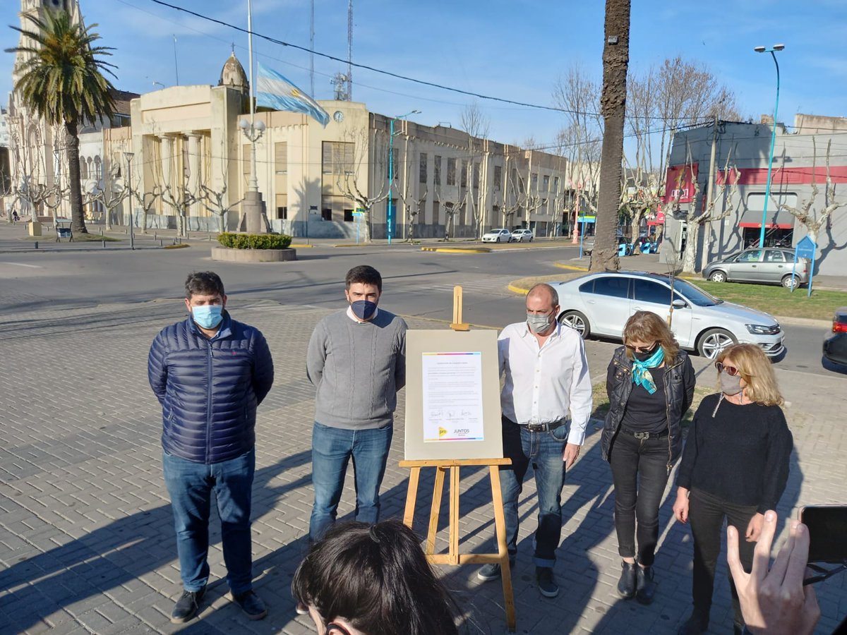 DipGarayalde's tweet photo. ➡️ En Bolivar, con nuestros candidatos, firmando el compromiso de campaña limpia #EsJuntos #EsElColoSantilli @horaciorlarreta @diegosantilli @robbiani_diego Ariel Alomar @mariapity @EquipoGarayalde https://t.co/loXHOTY3Tw