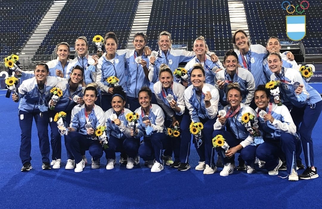 Medalla de plata para Las Leonas y una pagina mas que escribe esta selección! Felicitaciones a cada una de las jugadoras por este logro!!! 🇦🇷❤🥈 #2decadasdegloria
